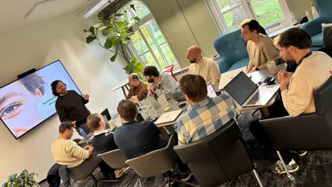 Tim Rooijers van Cardan geeft een WCAG-training aan frontend developers en QA-specialisten van 4net