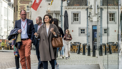 Mensen lopen door Maastricht